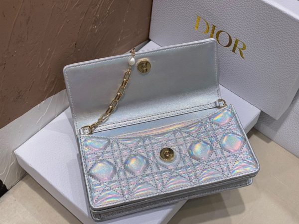 Contrefaçon Mini Sac Miss Dior en agneau argenté métallique irisé – Image 9