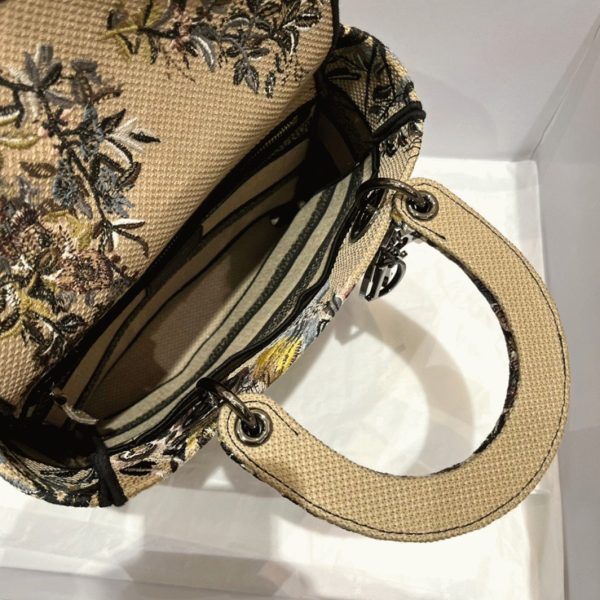 Fausse Sac Lady D-Lite Medium en broderie Jardin d’Hiver beige – Image 8