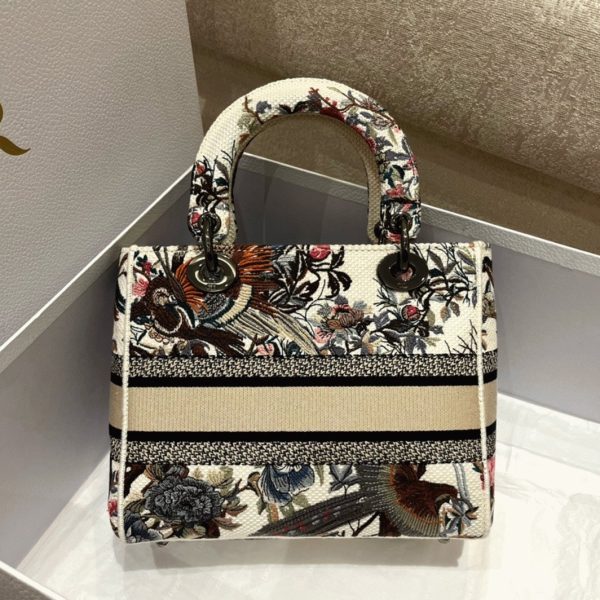 Imitation Sac Lady D-Lite Medium en broderie Jardin d’Hiver blanche – Image 6