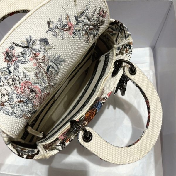 Imitation Sac Lady D-Lite Medium en broderie Jardin d’Hiver blanche – Image 5