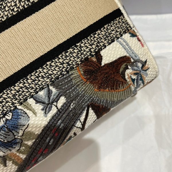 Imitation Sac Lady D-Lite Medium en broderie Jardin d’Hiver blanche – Image 4
