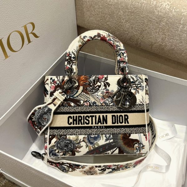 Imitation Sac Lady D-Lite Medium en broderie Jardin d’Hiver blanche – Image 3