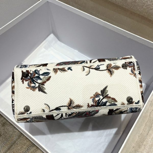 Imitation Sac Lady D-Lite Medium en broderie Jardin d’Hiver blanche – Image 2