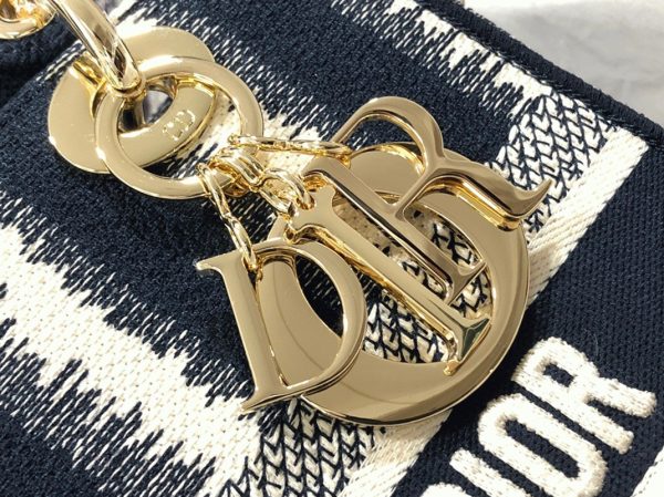 Imitation Sac Lady D-Lite Medium en broderie rayures bleues – Image 4