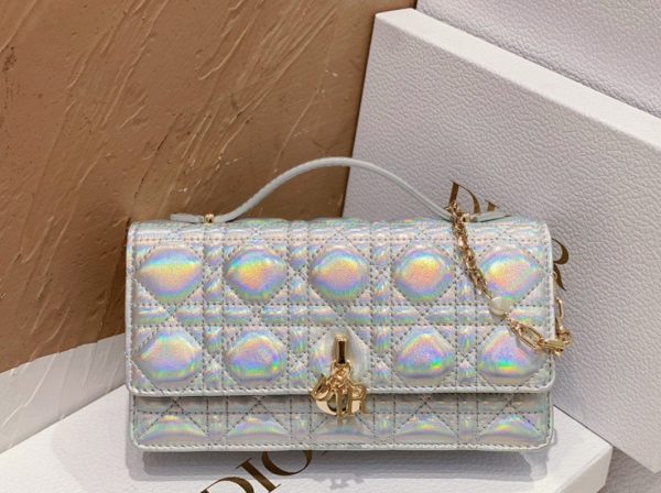 Contrefaçon Mini Sac Miss Dior en agneau argenté métallique irisé – Image 6