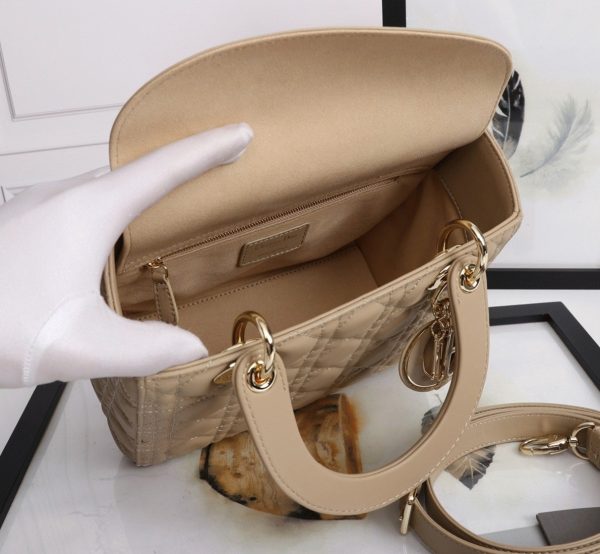 Contrefaçon Sac Lady Dior Medium en beige – Image 2