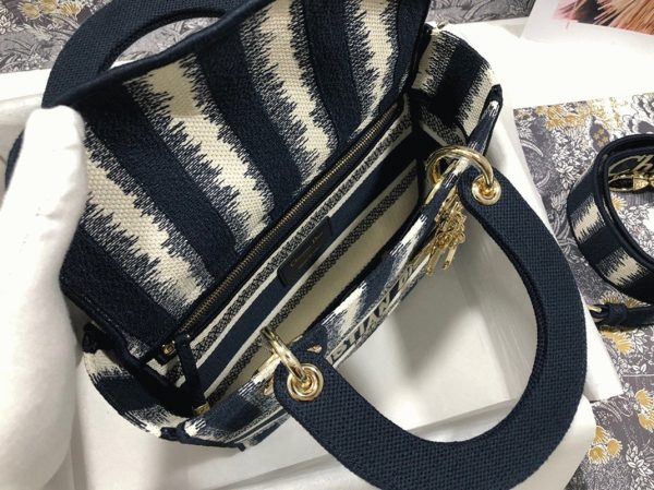 Imitation Sac Lady D-Lite Medium en broderie rayures bleues – Image 3