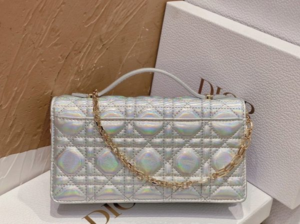 Contrefaçon Mini Sac Miss Dior en agneau argenté métallique irisé – Image 5