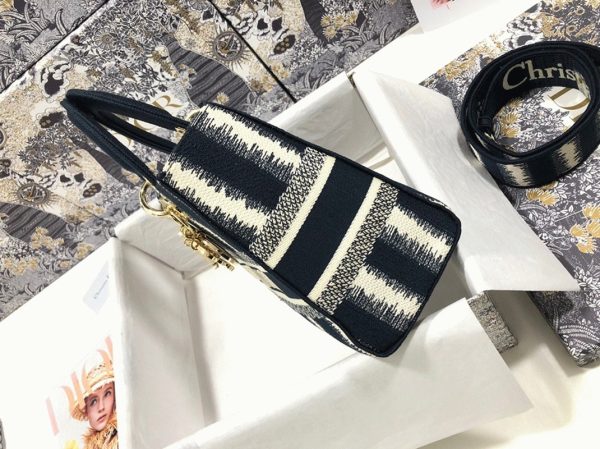 Imitation Sac Lady D-Lite Medium en broderie rayures bleues – Image 2