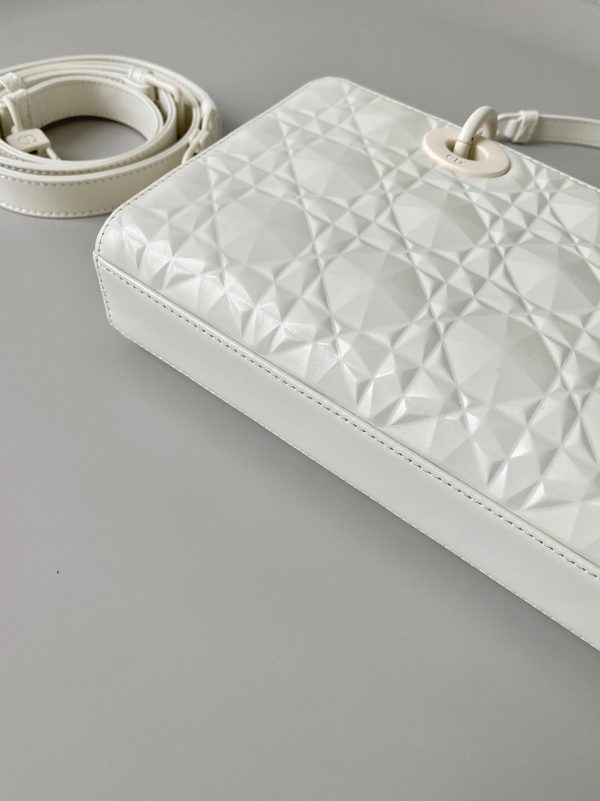 Contrefaçon Sac Lady D-Joy Medium en veau blanc avec motif diamant – Image 10