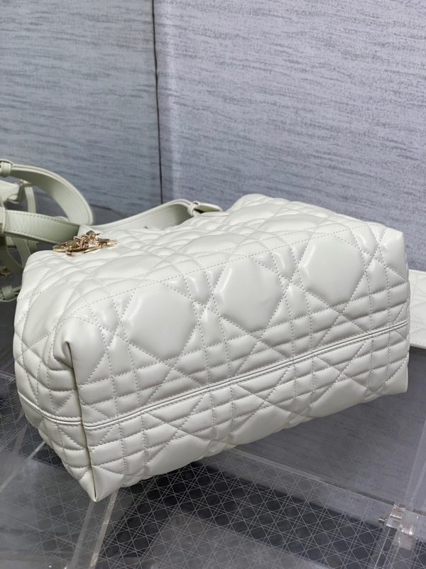 Contrefaçon Sac Toujours Medium Dior en veau macrocannage blanc – Image 7