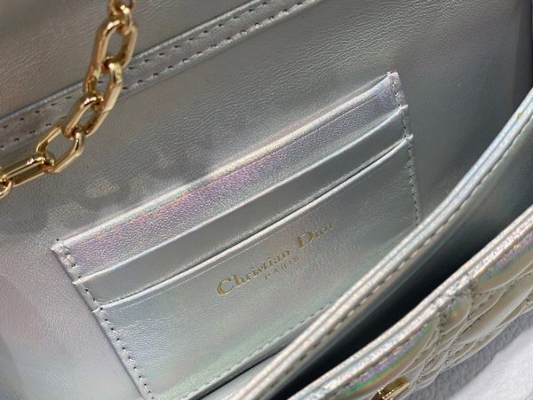 Contrefaçon Mini Sac Miss Dior en agneau argenté métallique irisé – Image 4