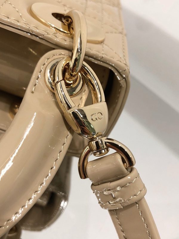 Contrefaçon Mini Sac Dior Lady Dior avec chaîne en beige esthétique – Image 8