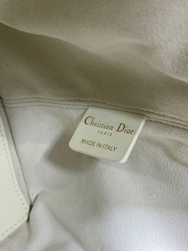 Contrefaçon Sac Toujours Medium Dior en veau macrocannage blanc – Image 6