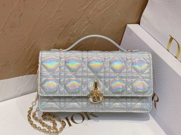 Contrefaçon Mini Sac Miss Dior en agneau argenté métallique irisé – Image 3