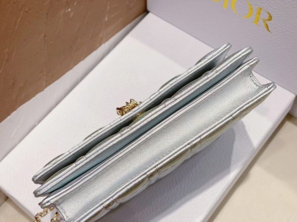Contrefaçon Mini Sac Miss Dior en agneau argenté métallique irisé – Image 2