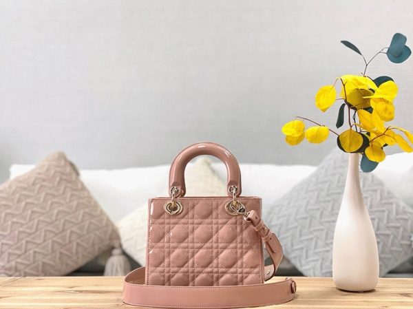 Faux Petit Sac Lady Dior en veau verni poudre cannage – Image 2