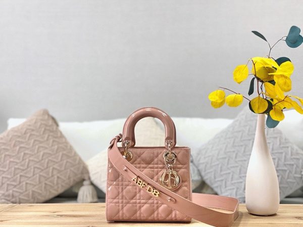 Faux Petit Sac Lady Dior en veau verni poudre cannage – Image 3
