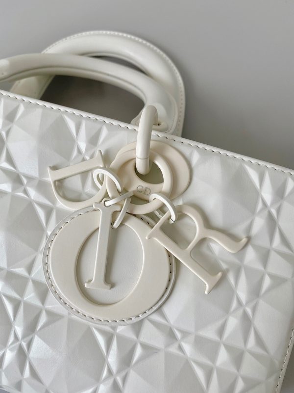 Contrefaçon Sac Lady D-Joy Medium en veau blanc avec motif diamant – Image 5