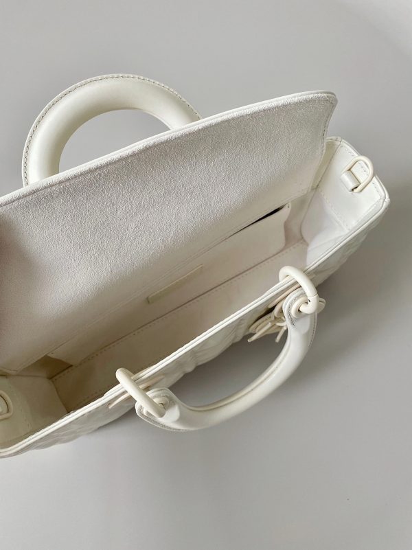 Contrefaçon Sac Lady D-Joy Medium en veau blanc avec motif diamant – Image 4