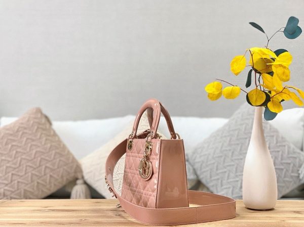 Faux Petit Sac Lady Dior en veau verni poudre cannage – Image 5