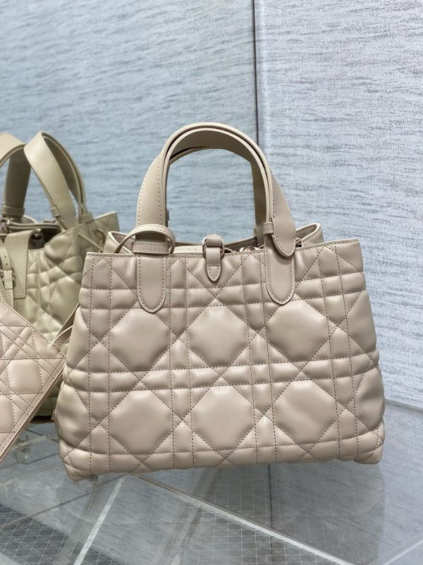 Contrefaçon Sac Toujours Medium Dior en veau macrocannage beige – Image 9