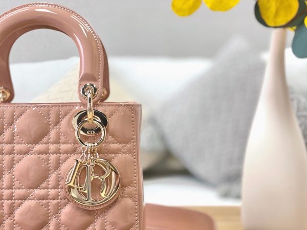 Faux Petit Sac Lady Dior en veau verni poudre cannage – Image 7