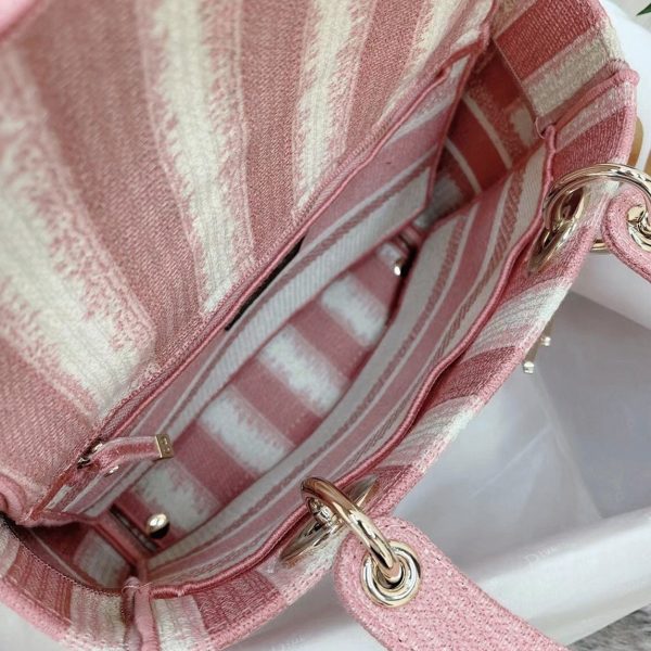 Réplique Sac Lady D-Lite Medium en broderie rayures roses – Image 2