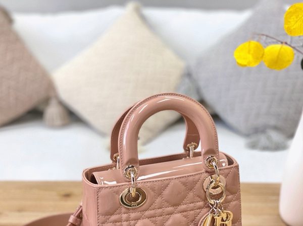 Faux Petit Sac Lady Dior en veau verni poudre cannage – Image 9