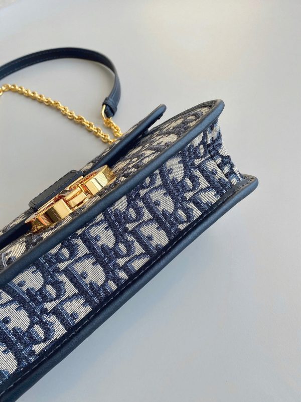 Contrefaçon Sac Dior 30 Montaigne East-West avec chaîne en jacquard Oblique bleu – Image 6