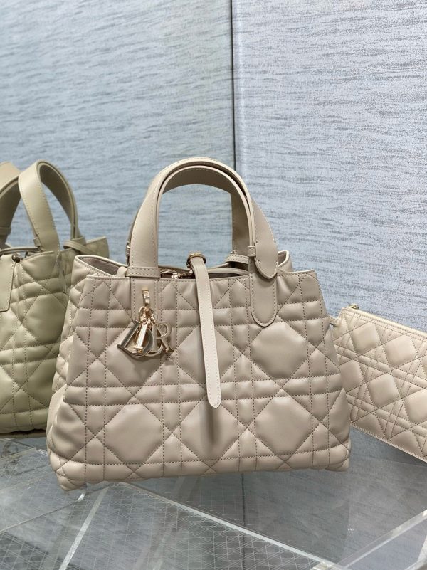 Contrefaçon Sac Toujours Medium Dior en veau macrocannage beige – Image 4