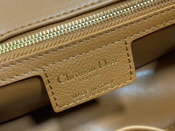 Contrefaçon Petit Sac Dior Caro en brun – Image 3