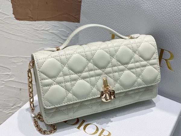 Fausse Mini Sac Miss Dior en agneau cannage blanc – Image 6