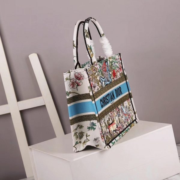 Contrefaçon Sac Dior Book Tote Large en broderie D-Constellation Latte – Image 9
