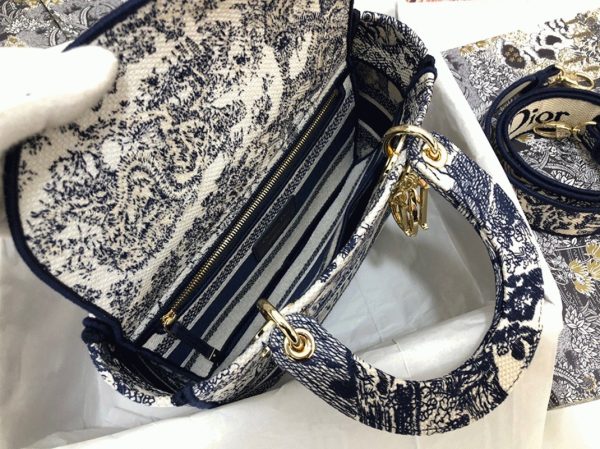 Contrefaçon Sac Lady D-Lite Medium en broderie Toile de Jouy bleue – Image 10