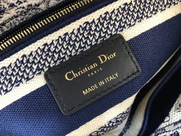 Contrefaçon Sac Lady D-Lite Medium en broderie Toile de Jouy bleue – Image 9