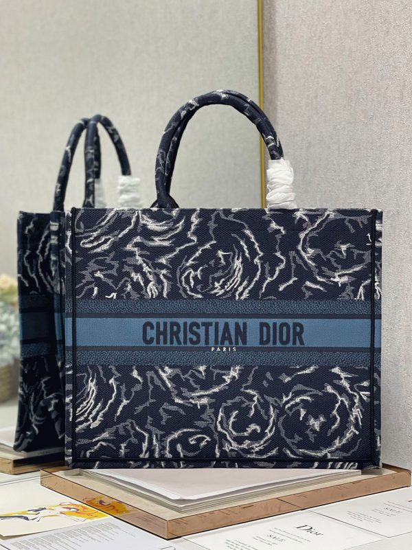 Réplique Sac Dior Book Tote Large en broderie Roses Dior bleues – Image 8