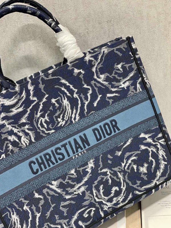 Réplique Sac Dior Book Tote Large en broderie Roses Dior bleues – Image 7