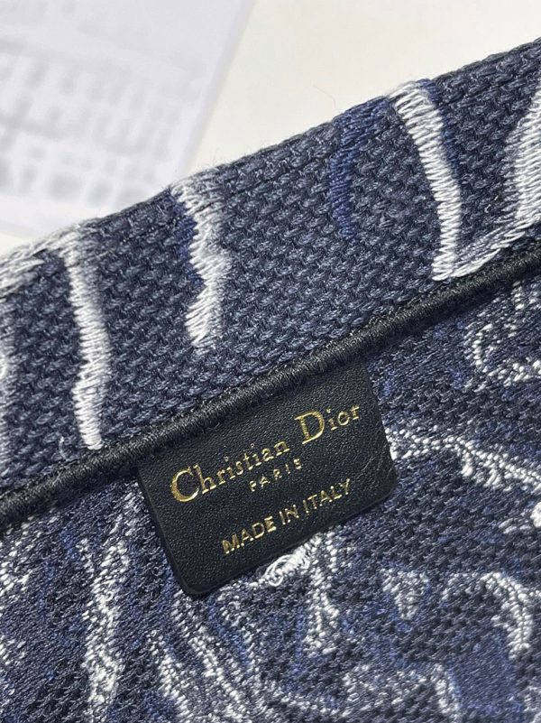 Réplique Sac Dior Book Tote Large en broderie Roses Dior bleues – Image 6