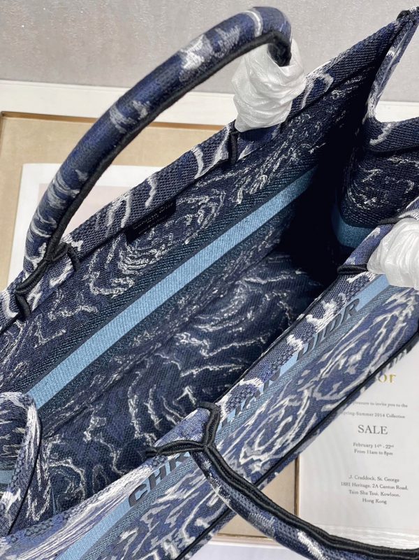 Réplique Sac Dior Book Tote Large en broderie Roses Dior bleues – Image 5