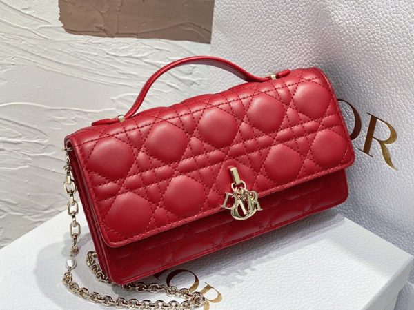 Contrefaçon Mini Sac Miss Dior en agneau cannage rouge – Image 8