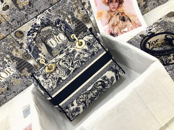 Contrefaçon Sac Lady D-Lite Medium en broderie Toile de Jouy bleue – Image 7