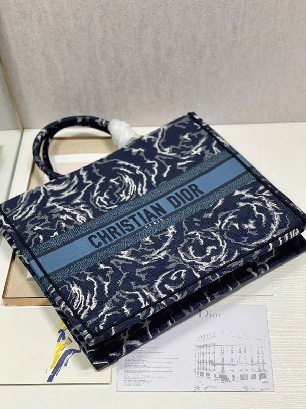 Réplique Sac Dior Book Tote Large en broderie Roses Dior bleues – Image 4