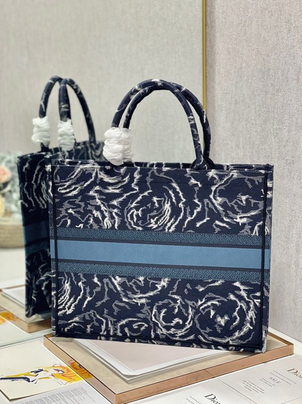 Réplique Sac Dior Book Tote Large en broderie Roses Dior bleues – Image 2