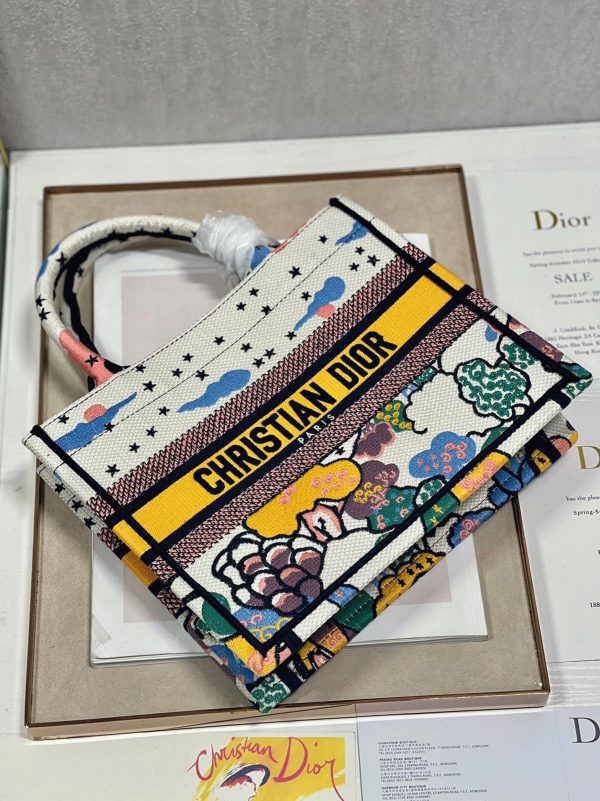 Faux Sac Dior Book Tote Large en broderie Zodiac Pixel blanc – Image 9