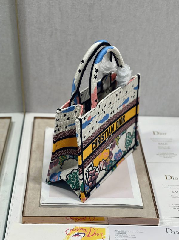 Faux Sac Dior Book Tote Large en broderie Zodiac Pixel blanc – Image 6