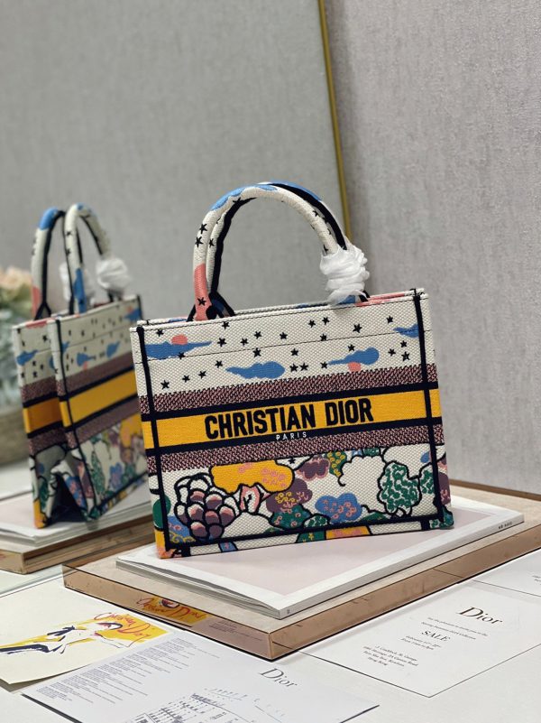 Faux Sac Dior Book Tote Large en broderie Zodiac Pixel blanc – Image 5