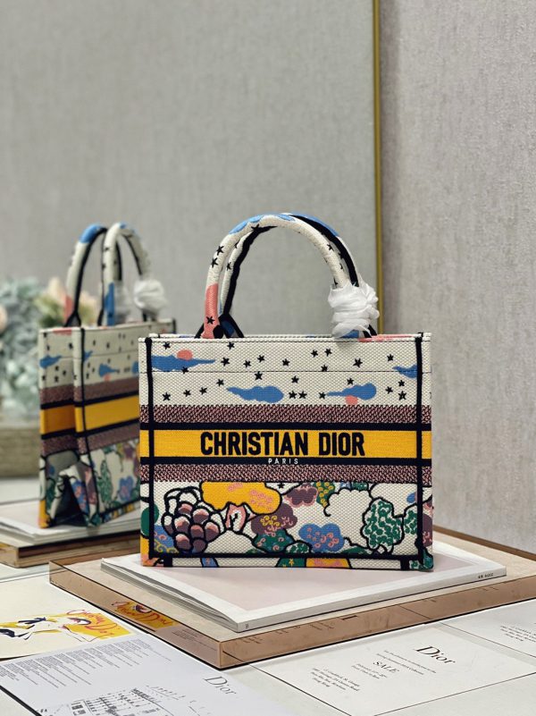Faux Sac Dior Book Tote Large en broderie Zodiac Pixel blanc – Image 3