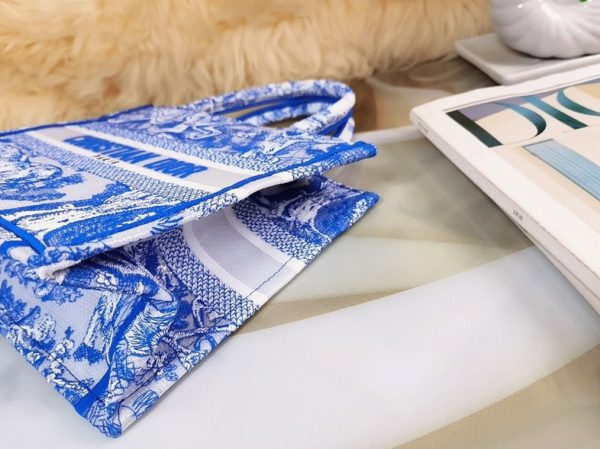 Fausse Sac Dior Book Tote Large en toile transparente Toile de Jouy bleue – Image 9