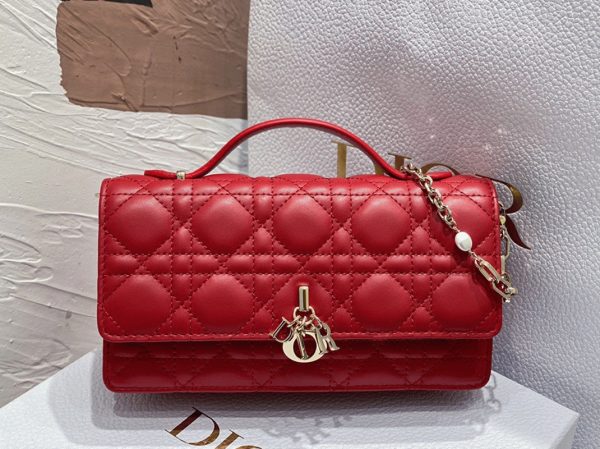 Contrefaçon Mini Sac Miss Dior en agneau cannage rouge – Image 6